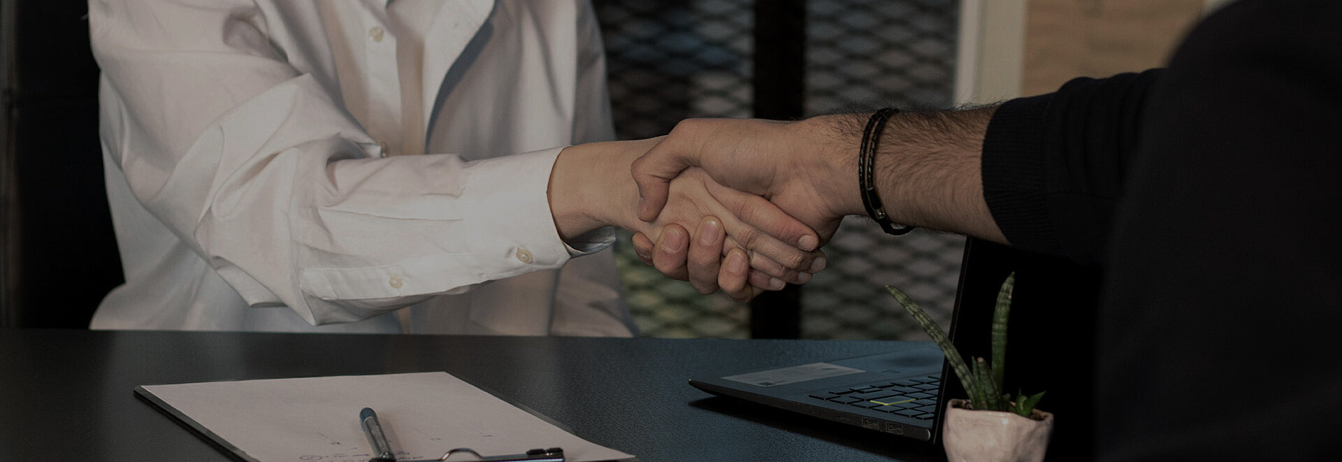 Handschlag zwischen zwei Personen