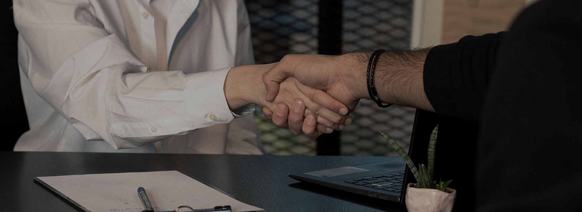 Handschlag zwischen zwei Personen